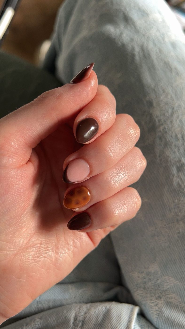 Nagels in bruintinten met een glanzende afwerking