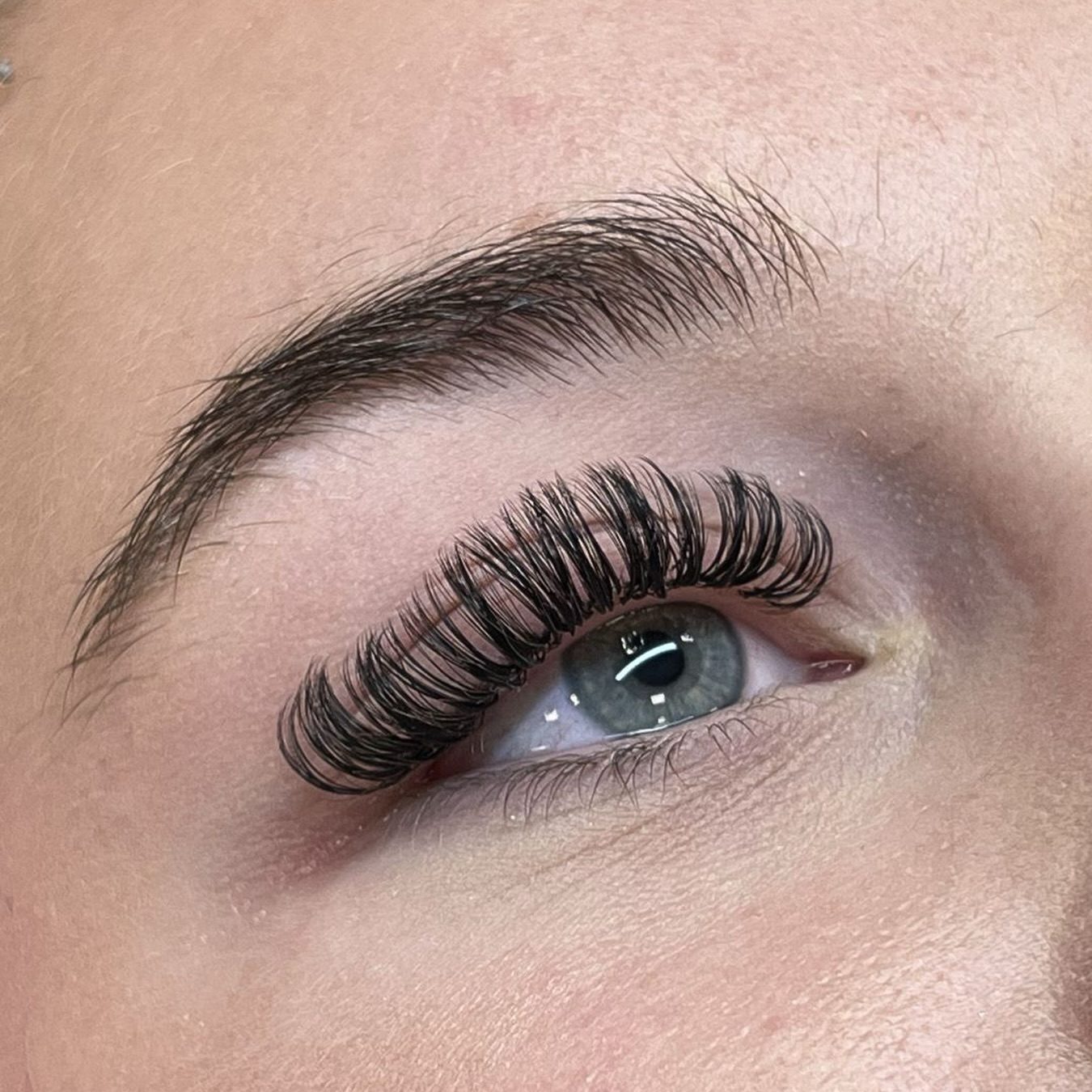 Een volle volume set op een blauw oog